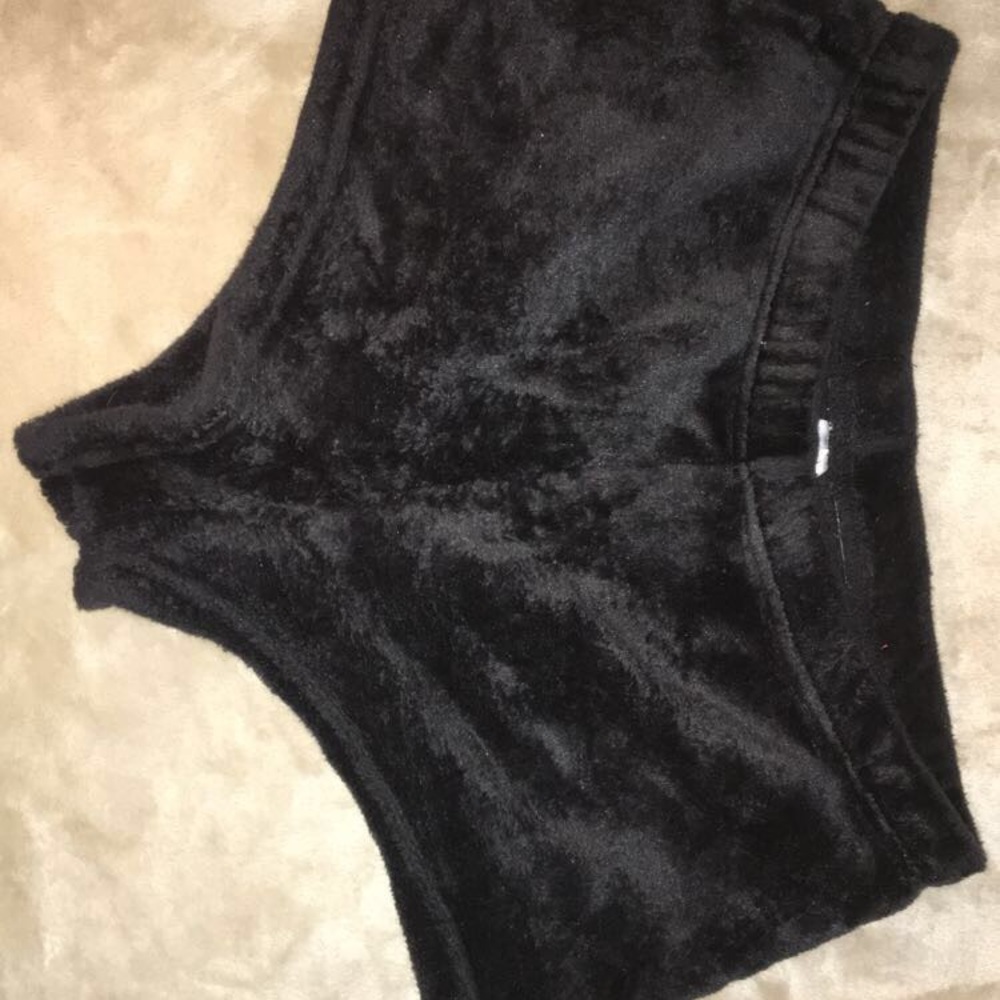 SHORT VELVET SLEEP SHORTS
